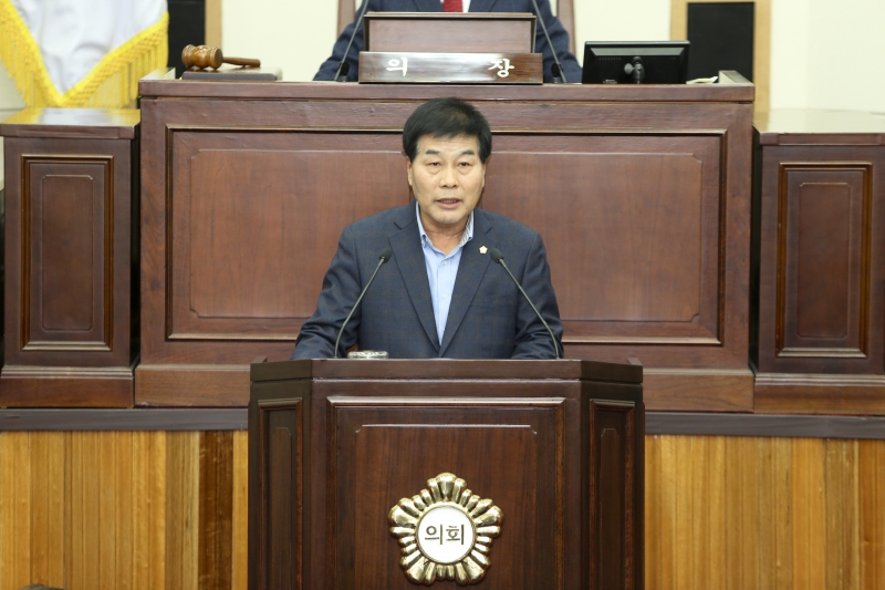 20161125-023[AP7U0817-제209회 정례회 제1차 본회의시 안주찬 의회운영위원장 예결특위 구성결의안 제안설명.jpg