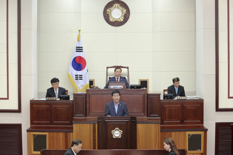 20161125-024[AP7U0819-제209회 정례회 제1차 본회의시 안주찬 의회운영위원장 예결특위 구성결의안 제안설명.jpg