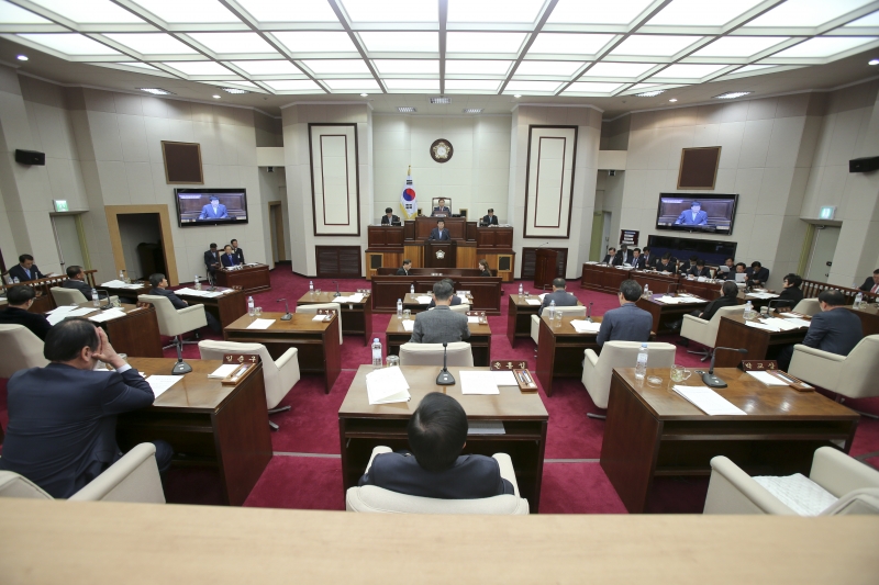 20161125-025[AP7U0821-제209회 정례회 제1차 본회의시 안주찬 의회운영위원장 예결특위 구성결의안 제안설명.jpg