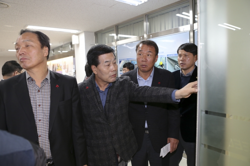 20161202-086[AP7U1686-제209회 정례회 아주스틸 기업체 방문.jpg