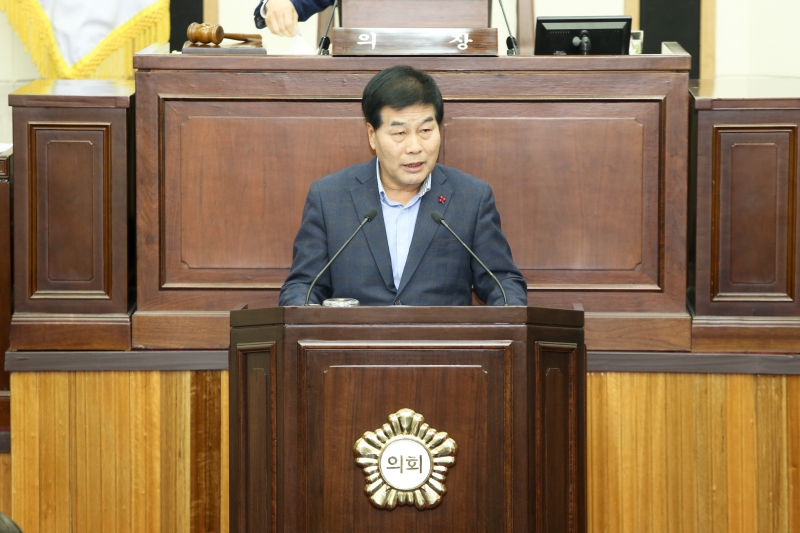 20161216-015[AP7U3552-제209회 정례회 제3차 본회의시 안주찬 의회운영위원장 상임위 활동결과보고.jpg