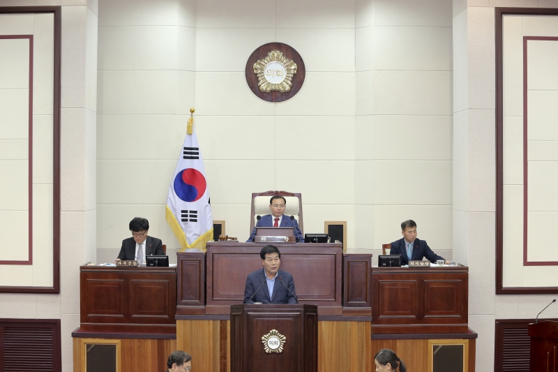 20161216-017[AP7U3556-제209회 정례회 제3차 본회의시 안주찬 의회운영위원장 상임위 활동결과보고.jpg