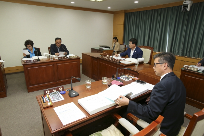 20170516-008[AP7U1632-제213회 임시회 의회운영위원회 2017년도 제1회 추가경정예산안 예비심사.JPG