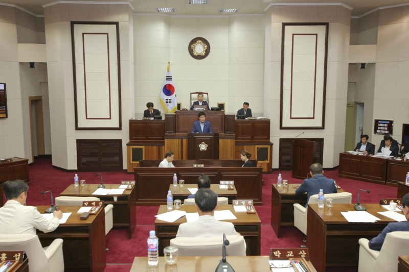 20170602-054[IMG_7078-제214회 정례회 제1차 본회의시 안주찬 의회운영위원장 예산결산특별위원회 구성결의안 제안설명.JPG