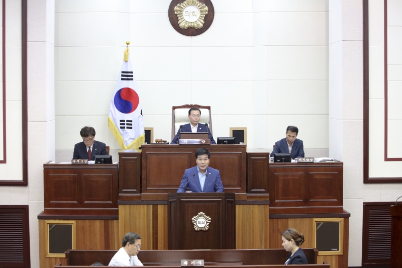 20170602-058[IMG_7084-제214회 정례회 제1차 본회의시 안주찬 의회운영위원장 예산결산특별위원회 구성결의안 제안설명.JPG