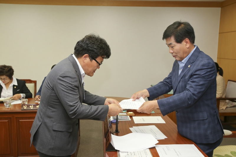 20170608-006[AP7U2960-제214회 정례회 의회운영위원회 소관 행정사무감사 활동.JPG