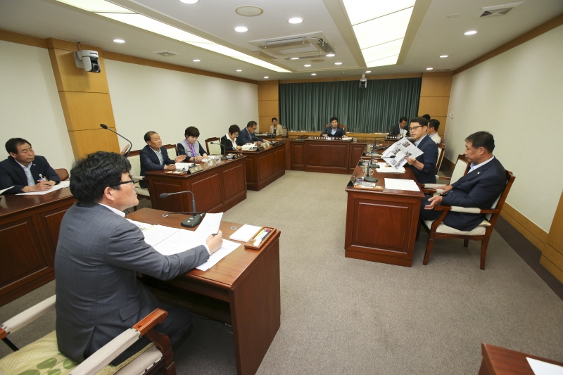 20170608-011[AP7U2971-제214회 정례회 의회운영위원회 소관 행정사무감사 활동.JPG