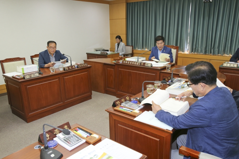 20170619-001[AP7U3458-제214회 정례회 의회운영위원회 소관 2016 회계년도 세입세출결산승인안 예비심사.JPG