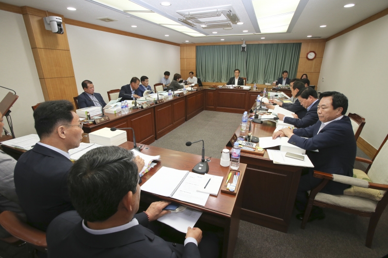 20170619-006[AP7U3481-제214회 정례회 기획행정위원회 소관 2016 회계년도 세입세출결산승인안 예비심사.JPG