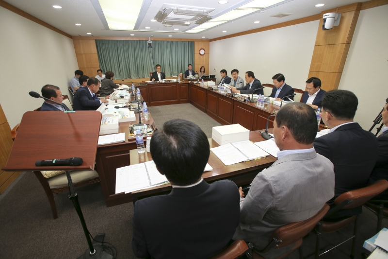 20170619-007[AP7U3483-제214회 정례회 기획행정위원회 소관 2016 회계년도 세입세출결산승인안 예비심사.JPG