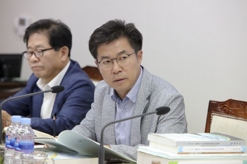 20170622-018[IMG_7487-제214회 정례회 예산결산특별위원회  2016 회계년도 세입세출결산승인안 심사활동.JPG