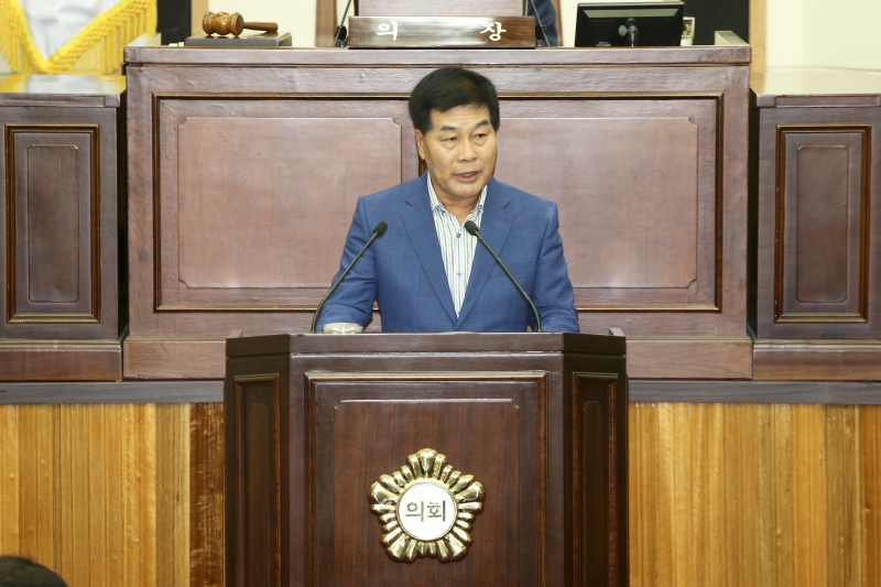 20170906-016[AP7U5087-제216회 임시회 제1차 본회의시 안주찬 의회운영위원장 예특위 구성결의안 제안설명.JPG