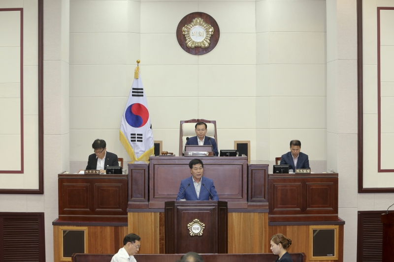 20170906-018[AP7U5090-제216회 임시회 제1차 본회의시 안주찬 의회운영위원장 예특위 구성결의안 제안설명.JPG