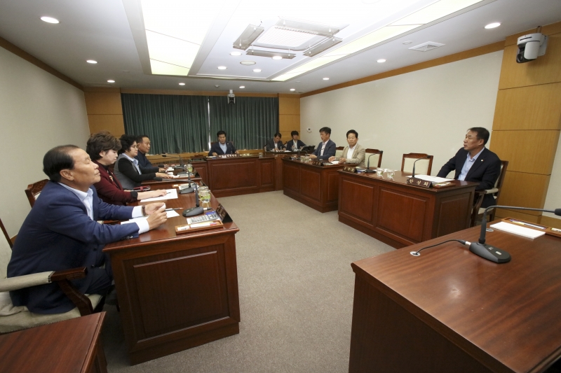 20171013-006[IMG_8199-폐회중 의회운영위원회 활동.JPG