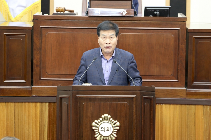 20171031-033[AP7U8525-제217회 임시회 제2차 본회의시 안주찬 의회운영위원장 상임위 활동 결과보고.JPG