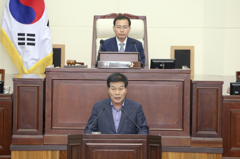 20171031-035[AP7U8527-제217회 임시회 제2차 본회의시 안주찬 의회운영위원장 상임위 활동 결과보고.JPG