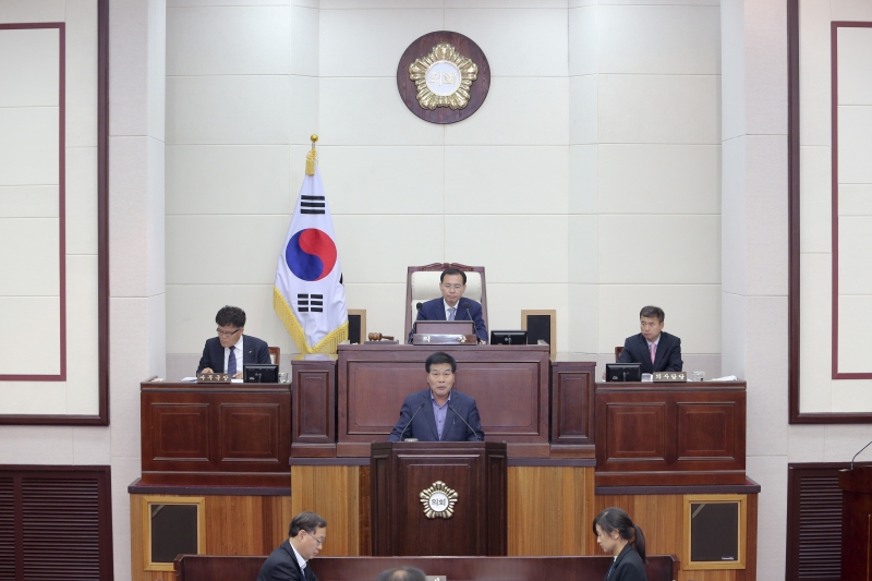 20171031-037[AP7U8532-제217회 임시회 제2차 본회의시 안주찬 의회운영위원장 상임위 활동 결과보고.JPG