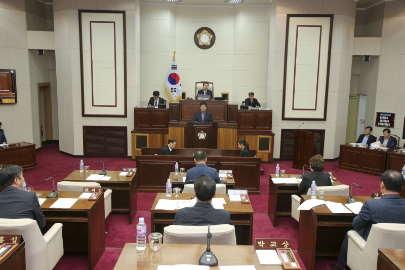 20171031-038[AP7U8534-제217회 임시회 제2차 본회의시 안주찬 의회운영위원장 상임위 활동 결과보고.JPG