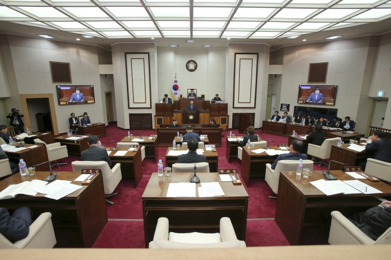 20171031-039[AP7U8535-제217회 임시회 제2차 본회의시 안주찬 의회운영위원장 상임위 활동 결과보고.JPG