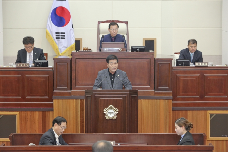 20171127-015[AP7U9449-제218회 정례회 제1차 본회의시 안주찬 의회운영위원장 예산결산특별위원회 구성결의안 제안설명.JPG