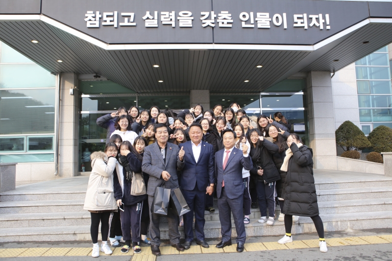 20171207-100[IMG_9320_1-박성현 골프선수 현일고 모교방문.JPG