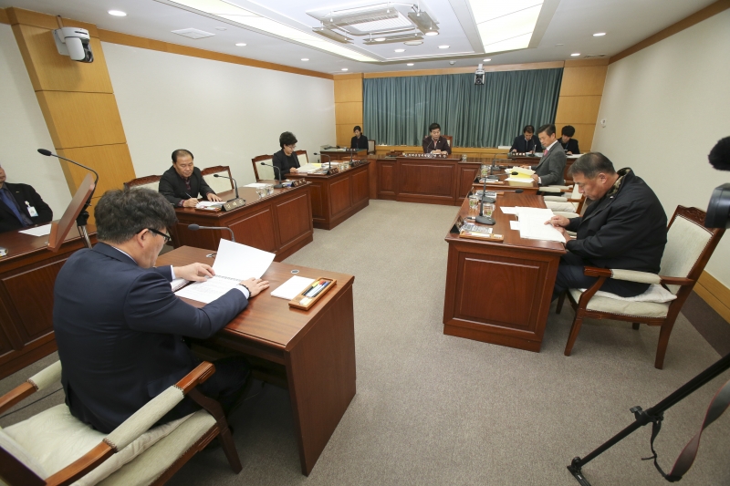 20171213-004[AP7U0443-제218회 정례회 의회운영위원회 2017년도 제3회 추경예산안 예비심사.JPG