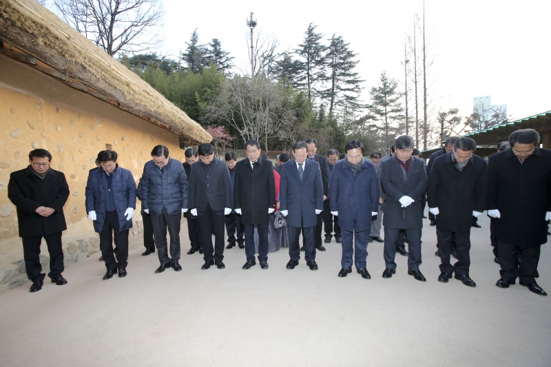 20180102-036[AP7U1013-2018 박정희대통령 생가 참배.JPG