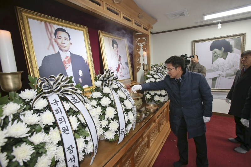 20180102-041[AP7U1019-2018 박정희대통령 생가 참배.JPG