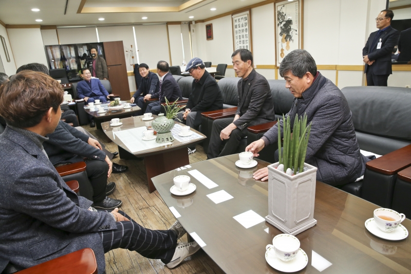20180129-013[AP7U2060-농촌지도자 구미시연합회장단 의회방문.JPG