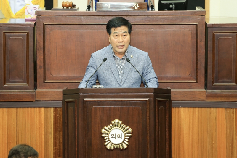 20180625-003[AP7U6204-제222회 임시회 제2차 본회의시 안주찬 의회운영위원장 상임위원회 활동결과보고.JPG