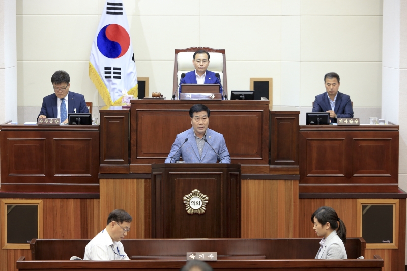 20180625-004[AP7U6206-제222회 임시회 제2차 본회의시 안주찬 의회운영위원장 상임위원회 활동결과보고.JPG