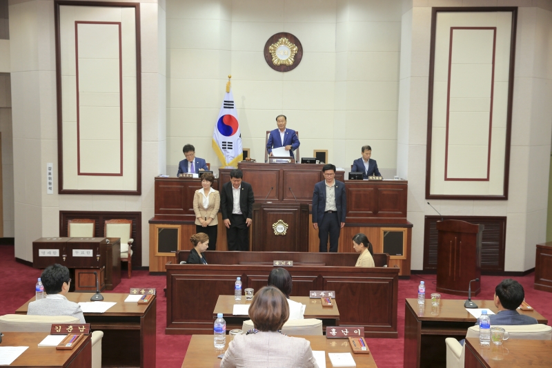 20180704-060[AP7U6930-제223회 임시회 제2차 본회의시 각 상임위원회 부위원장에 호선된 의원 인사.JPG