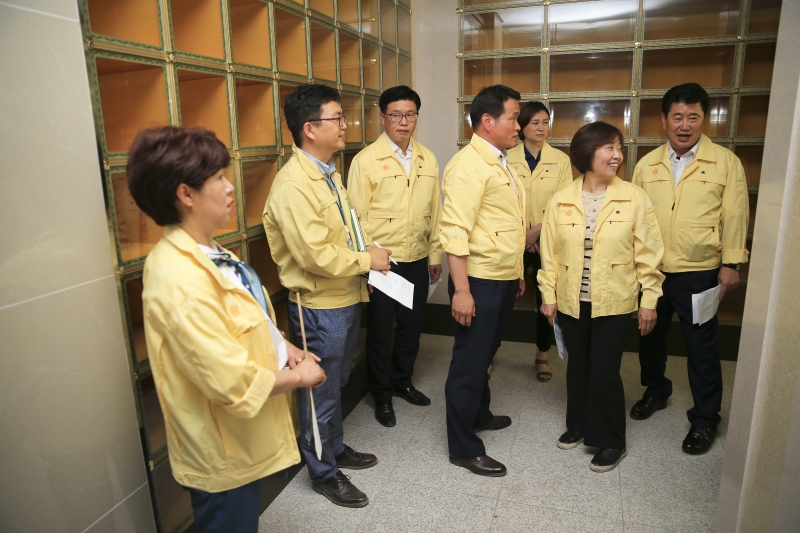 20180723-073[AP7U7718-구미시의회 전체의원 공설숭조당 2관 공사현장 방문.JPG