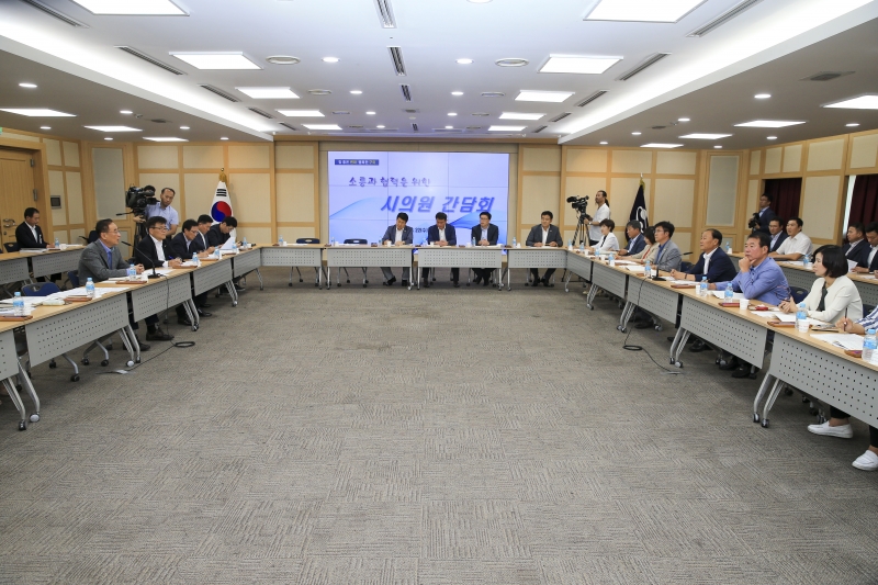 20180822-004[AP7U9053-구미시의회 의원들과 장세용 구미시장 간담회.JPG