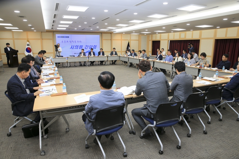 20180822-007[AP7U9058-구미시의회 의원들과 장세용 구미시장 간담회.JPG