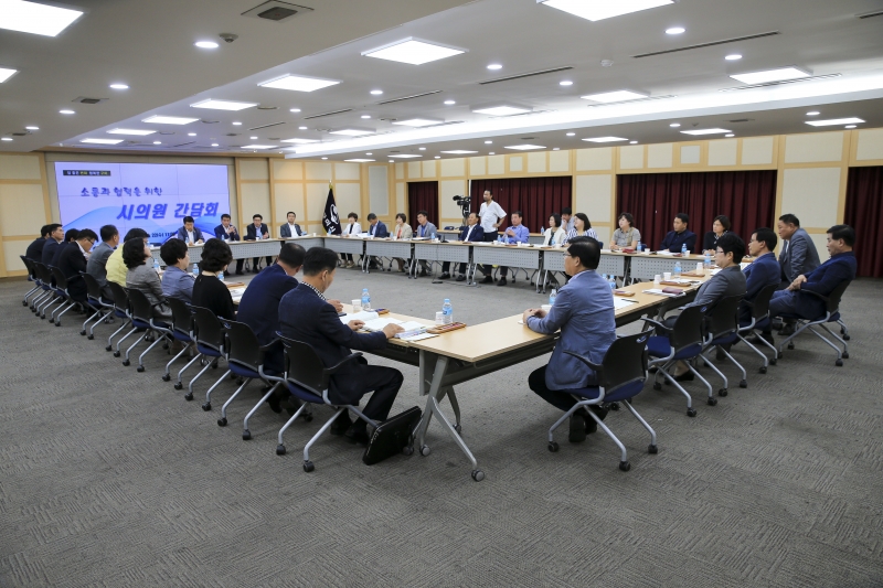 20180822-008[AP7U9174-구미시의회 의원들과 장세용 구미시장 간담회.JPG