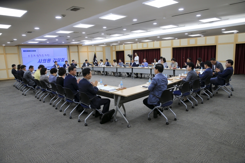 20180822-009[AP7U9177-구미시의회 의원들과 장세용 구미시장 간담회.JPG