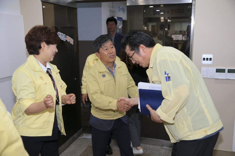 20180823-050[AP7U9250-구미시 재난안전 대책본부 방문 태풍 솔릭 관련 현황청취.JPG