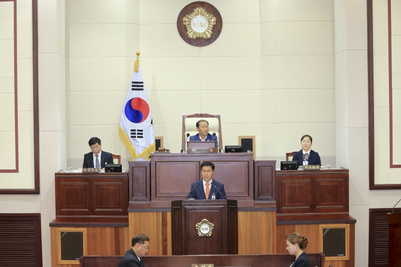 20180903-041[AP7U9818-제225회 정례회 제1차 본회의시 강승수 의회운영위원장 예결특위 구성결의안 제안설명.JPG