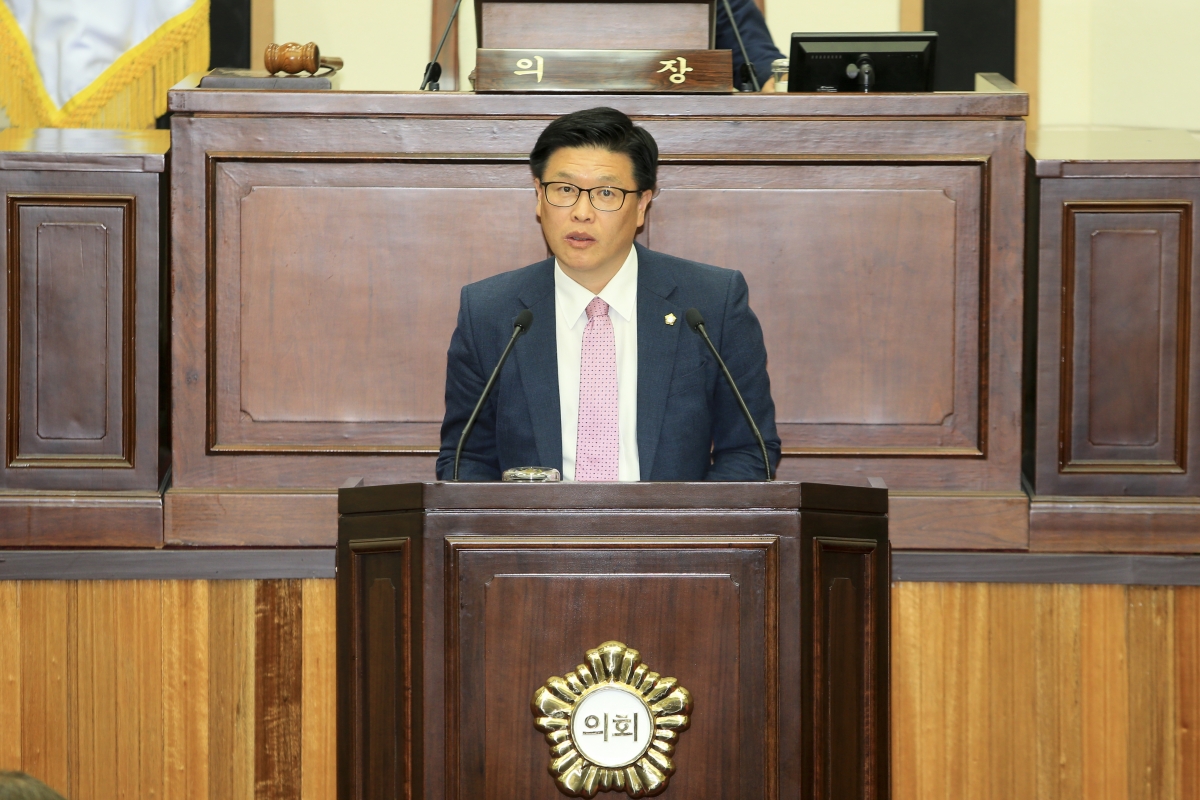 20180928-045[AP7U2022-제225회 정례회 제2차 본회의시 김낙관 기획행정위원회 부위원장 상임위 활동결과보고.JPG