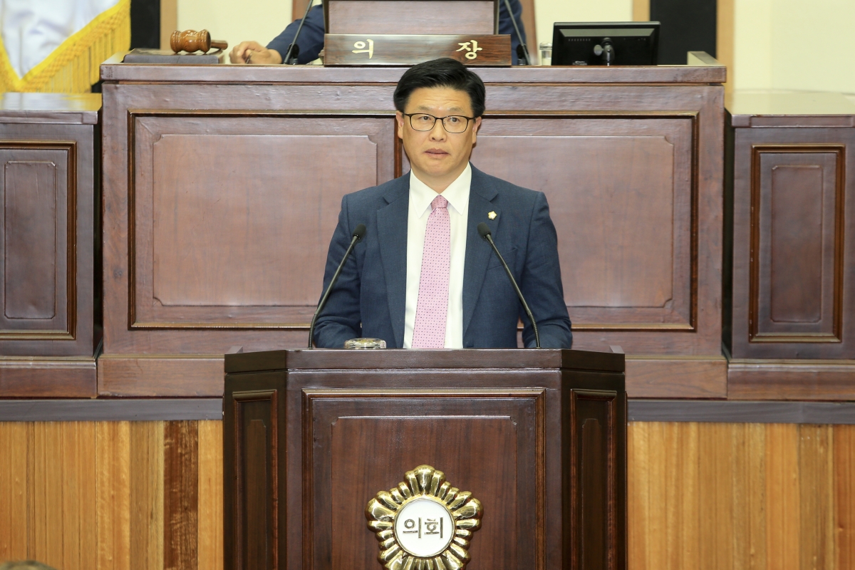 20180928-046[AP7U2023-제225회 정례회 제2차 본회의시 김낙관 기획행정위원회 부위원장 상임위 활동결과보고.JPG