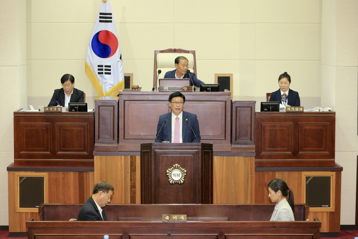 20180928-047[AP7U2025-제225회 정례회 제2차 본회의시 김낙관 기획행정위원회 부위원장 상임위 활동결과보고.JPG