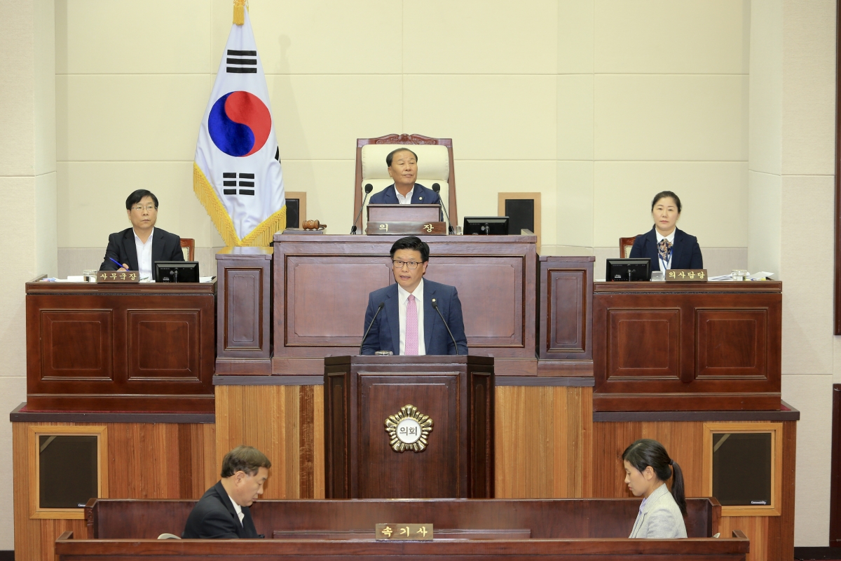 20180928-048[AP7U2027-제225회 정례회 제2차 본회의시 김낙관 기획행정위원회 부위원장 상임위 활동결과보고.JPG