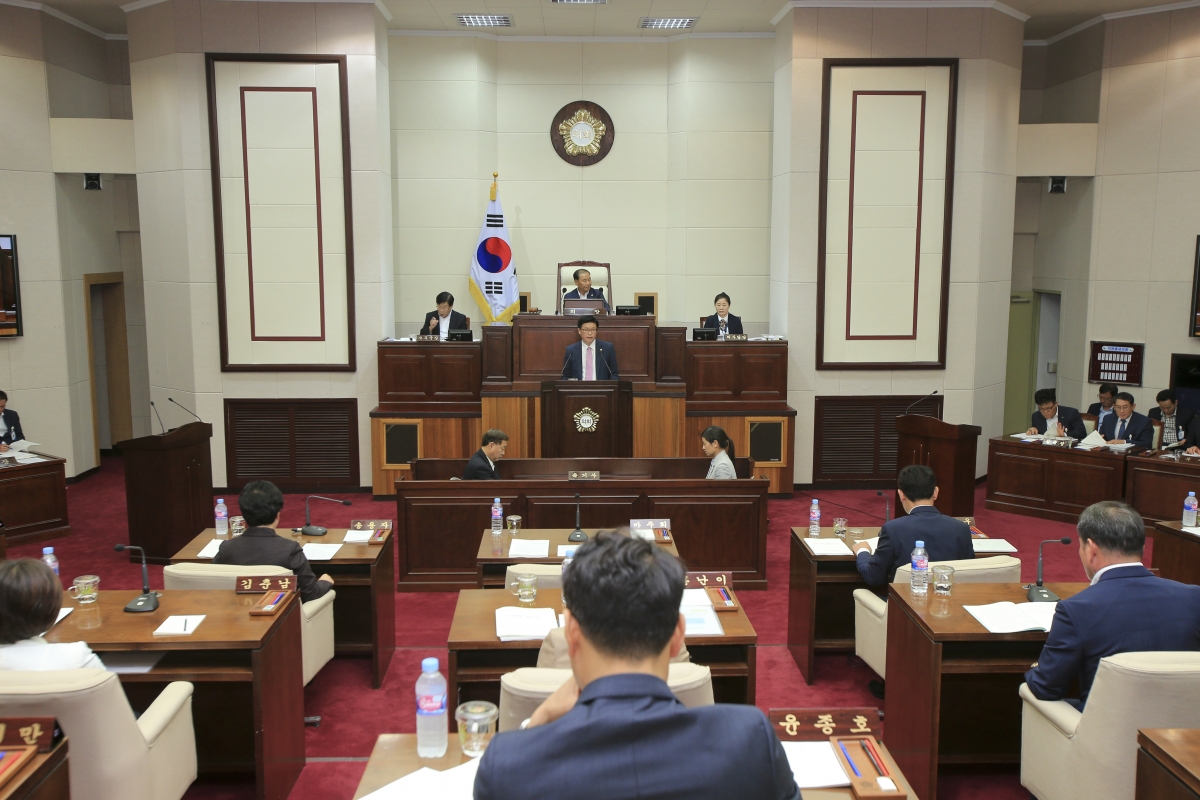 20180928-050[AP7U2032-제225회 정례회 제2차 본회의시 김낙관 기획행정위원회 부위원장 상임위 활동결과보고.JPG