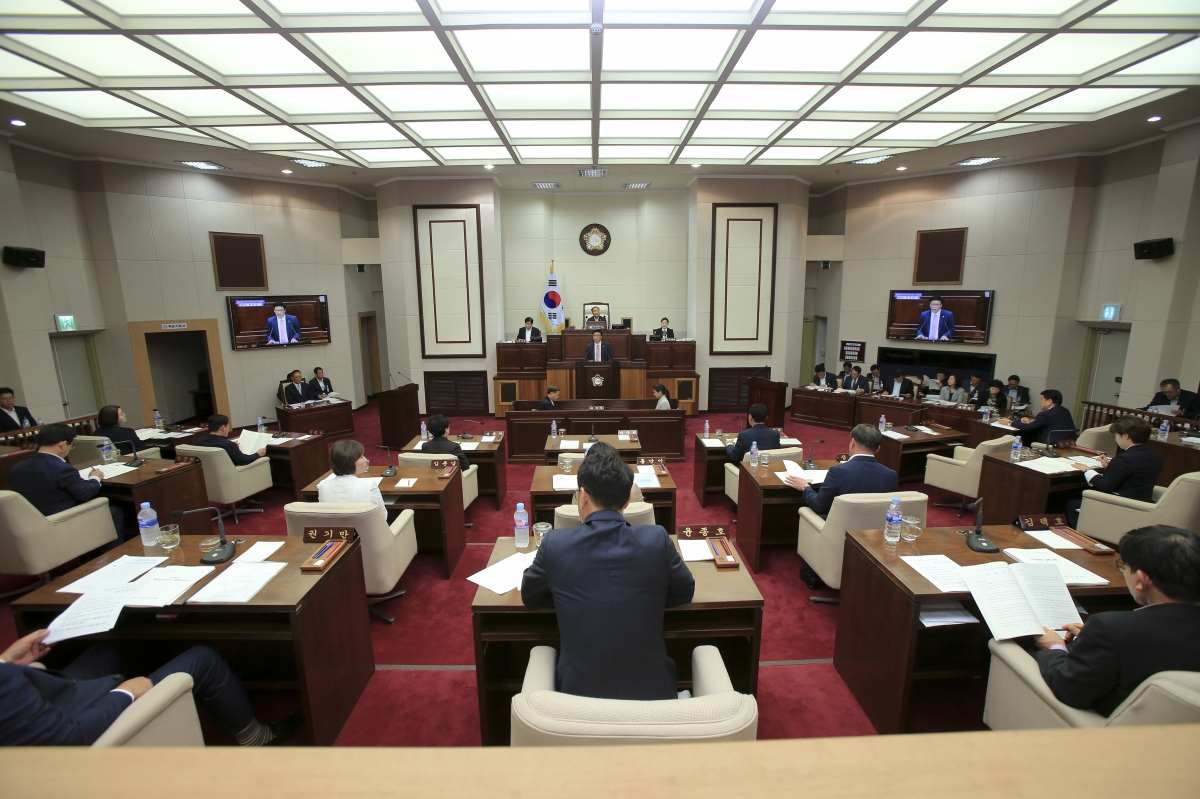 20180928-051[AP7U2035-제225회 정례회 제2차 본회의시 김낙관 기획행정위원회 부위원장 상임위 활동결과보고.JPG