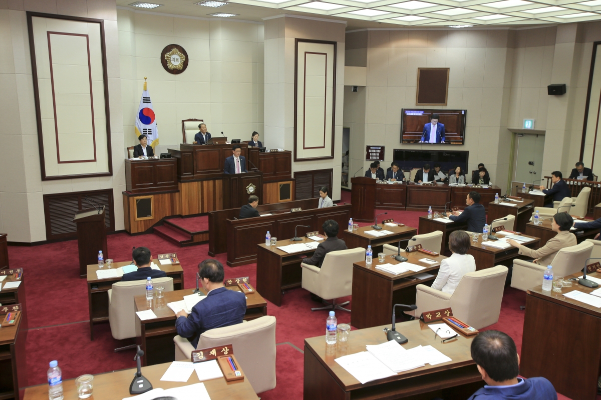 20180928-052[AP7U2036-제225회 정례회 제2차 본회의시 김낙관 기획행정위원회 부위원장 상임위 활동결과보고.JPG