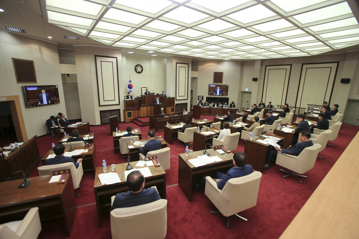 20180928-053[AP7U2037-제225회 정례회 제2차 본회의시 김낙관 기획행정위원회 부위원장 상임위 활동결과보고.JPG