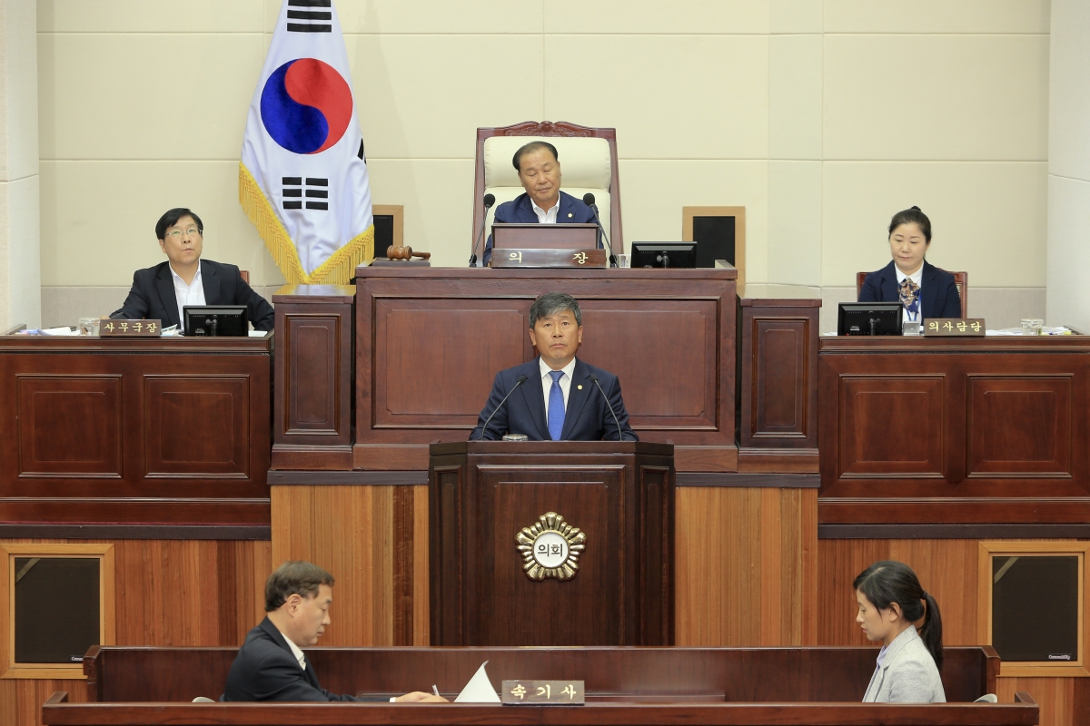 20180928-081[AP7U2092-제225회 정례회 제2차 본회의시 양진오 산업건설위원장 행정사무감사 결과보고.JPG