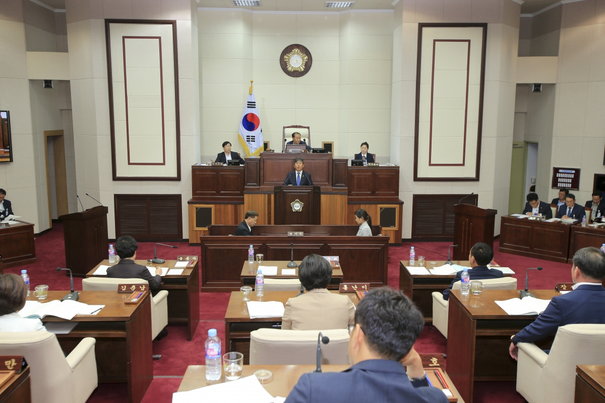20180928-082[AP7U2095-제225회 정례회 제2차 본회의시 양진오 산업건설위원장 행정사무감사 결과보고.JPG