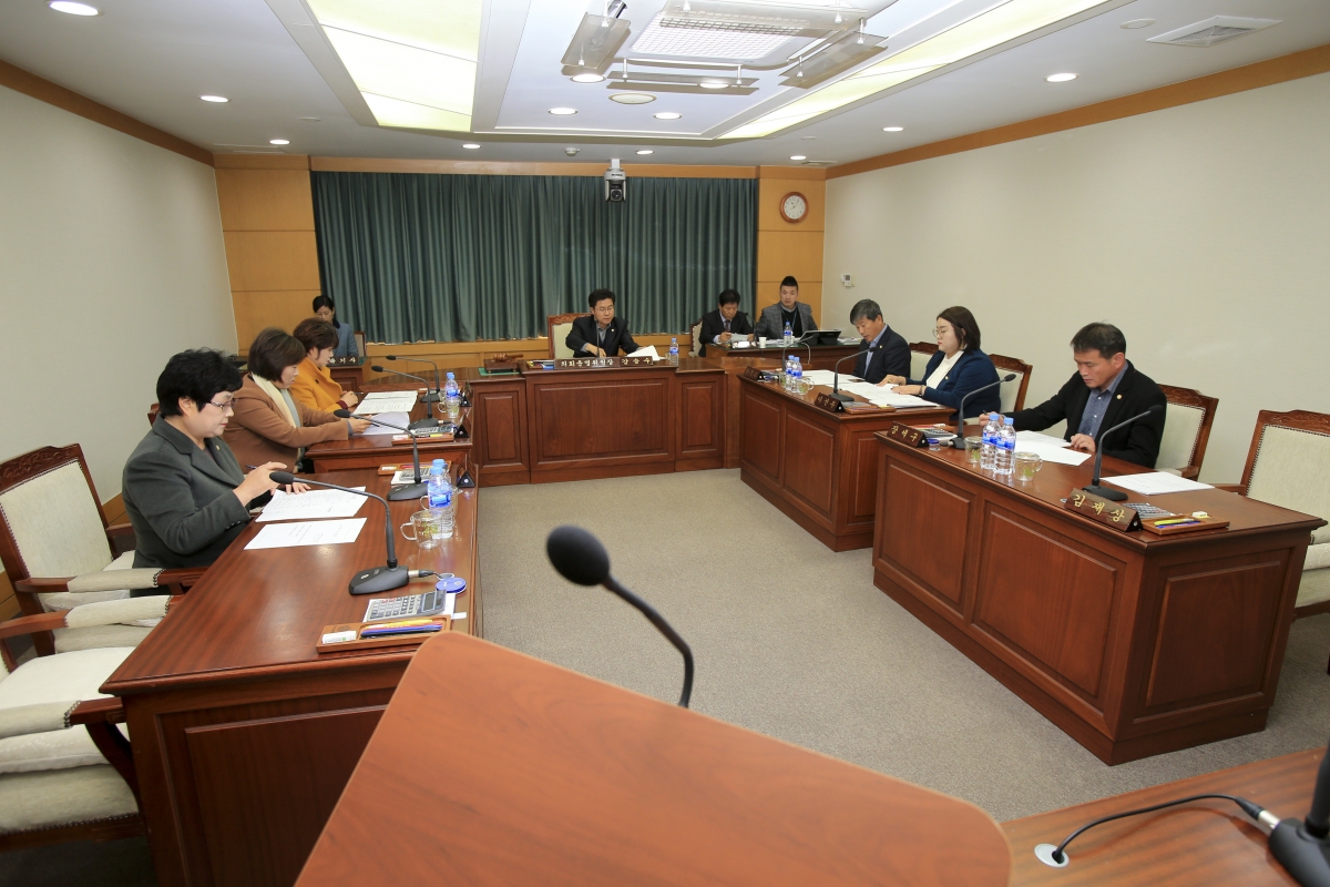 20181112-004[AP7U6502-폐회중 의회운영위원회 활동.JPG